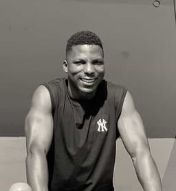 ᗪIᑎGᗯᗩ - Fashion Curator